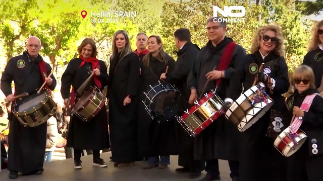 Habitantes da cidade espanhola de Hellín celebram Páscoa com tambores tradicionais