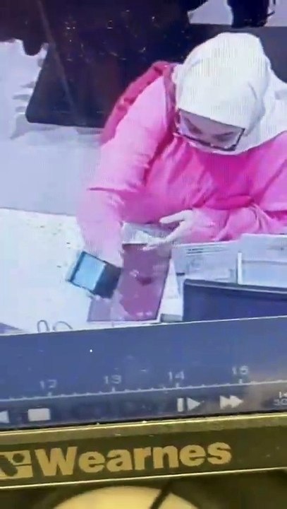 jatengnetworktv - Viral Seorang Wanita Edit Bukti Transfer Palsu di Depan Kasir