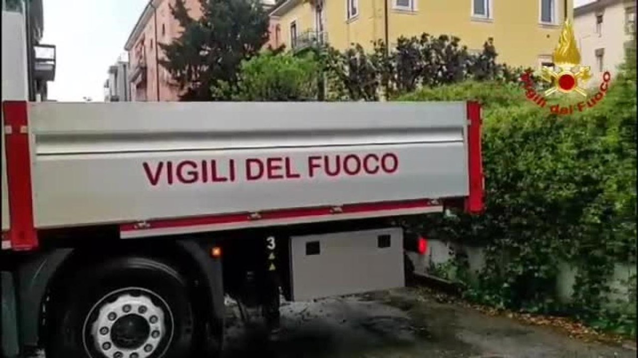 Maltempo a Verona, il video dei vigili del fuoco che rimuovono gli alberi caduti per il vento