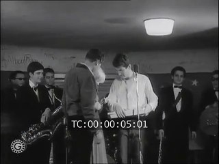 11 Novembre 1964 – Johnny Hallyday Remet le Colt d'Or à Eddy Mitchell (Actualités Gaumont)