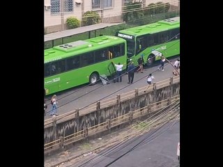 Estudantes vandalizam ônibus e roubam celular de senhora no Méier