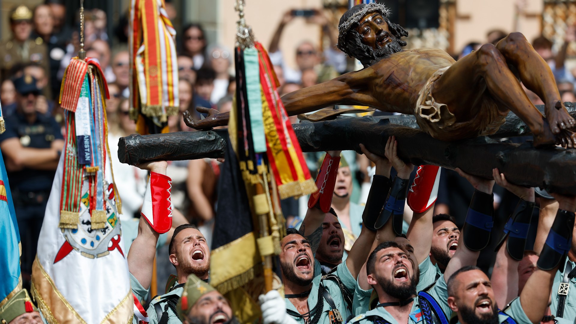 La Legión vuelve a emocionar a Málaga con el traslado del Cristo de la Buena Muerte
