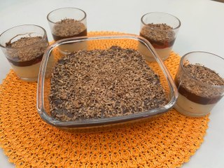 Bombom de morango na travessa