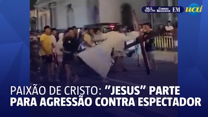 Interpretando Jesus, ator parte para agressão contra espectador