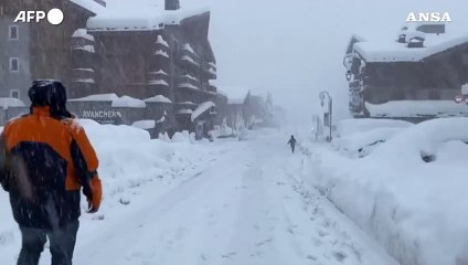 Bufera di neve in Francia, un manto bianco ricopre Val d'Isere