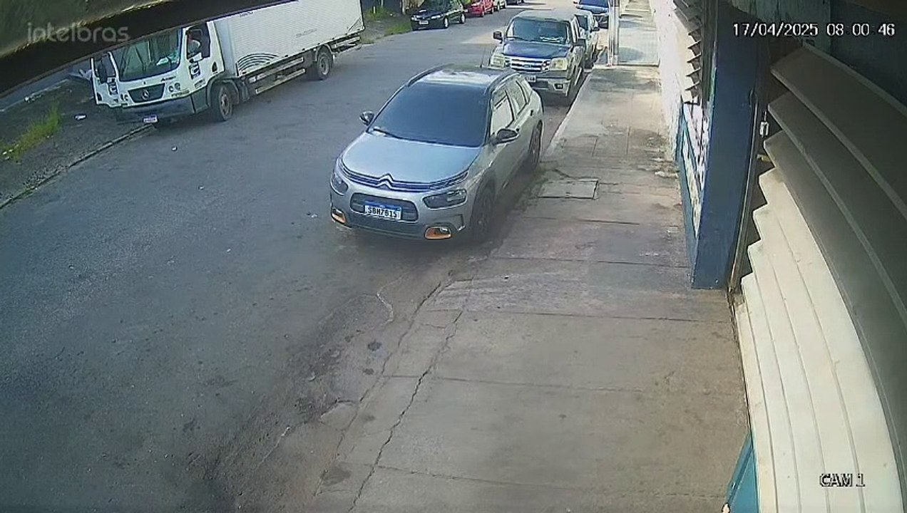 Criminosos assaltam funcionários na calçada de empresa em Fortaleza