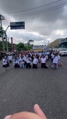 Ex-rodoviários da CSN se ajoelham durante protesto na Avenida Paralela; assista