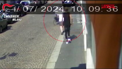 Milano, scippa collanina a 23enne: il video della rapina