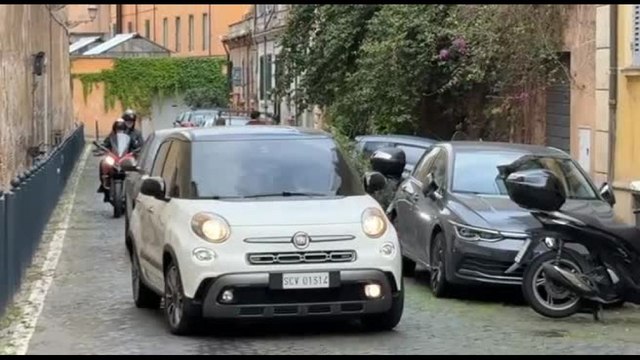 Il Papa è arrivato a Regina Coeli, visita privata ai detenuti