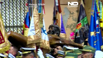 Les membres de la Légion espagnole portent une statue du Christ au défile du Jeudi saint à Malaga