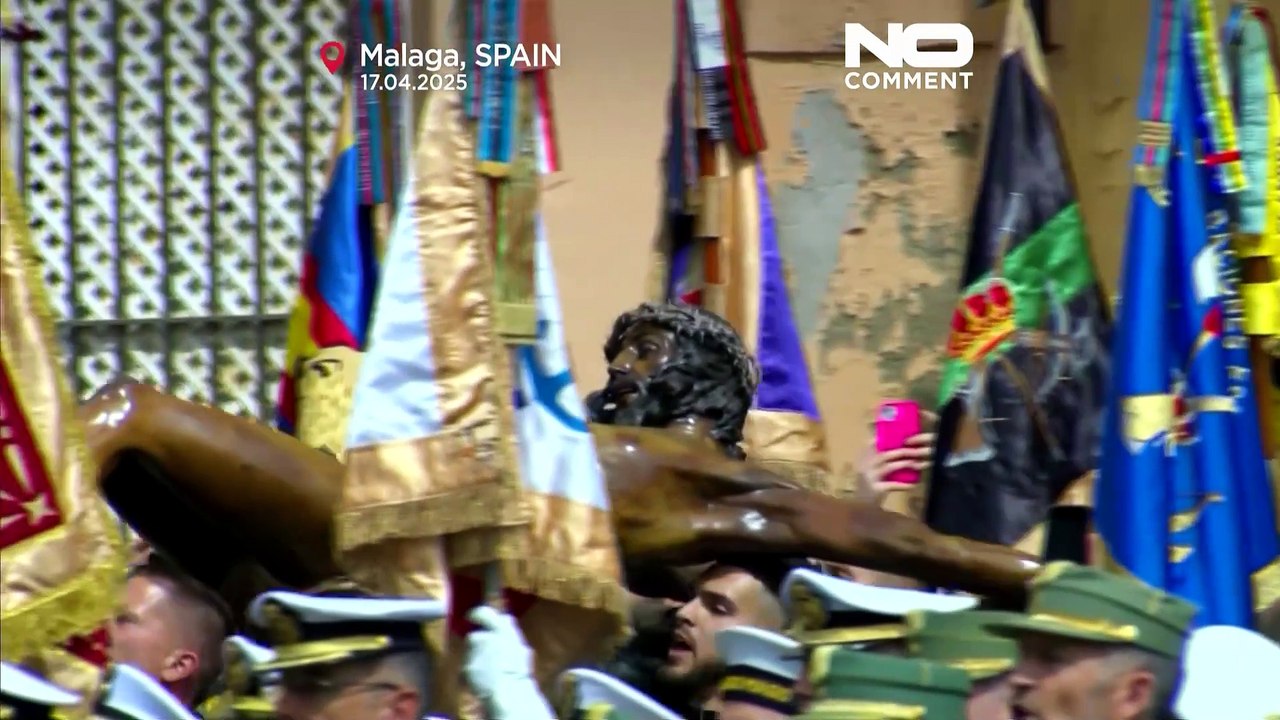 Legionäre tragen christusstatue in der prozession am gründonnerstag durch málaga