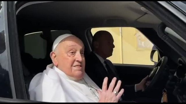 Il Papa lascia Regina Coeli dopo una visita di circa 30 minuti