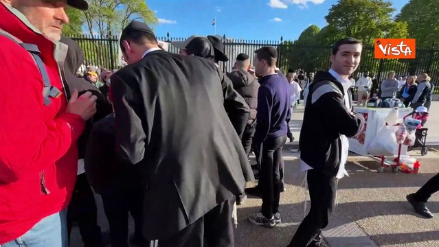 Ebrei ortodossi e manifestanti pro Gaza discutono civilmente davanti alla Casa Bianca