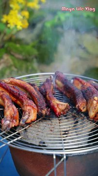 The way of eating mussels originated in Xishuangbanna, Yunnan Province. Making cakes with mussels can create a feast.