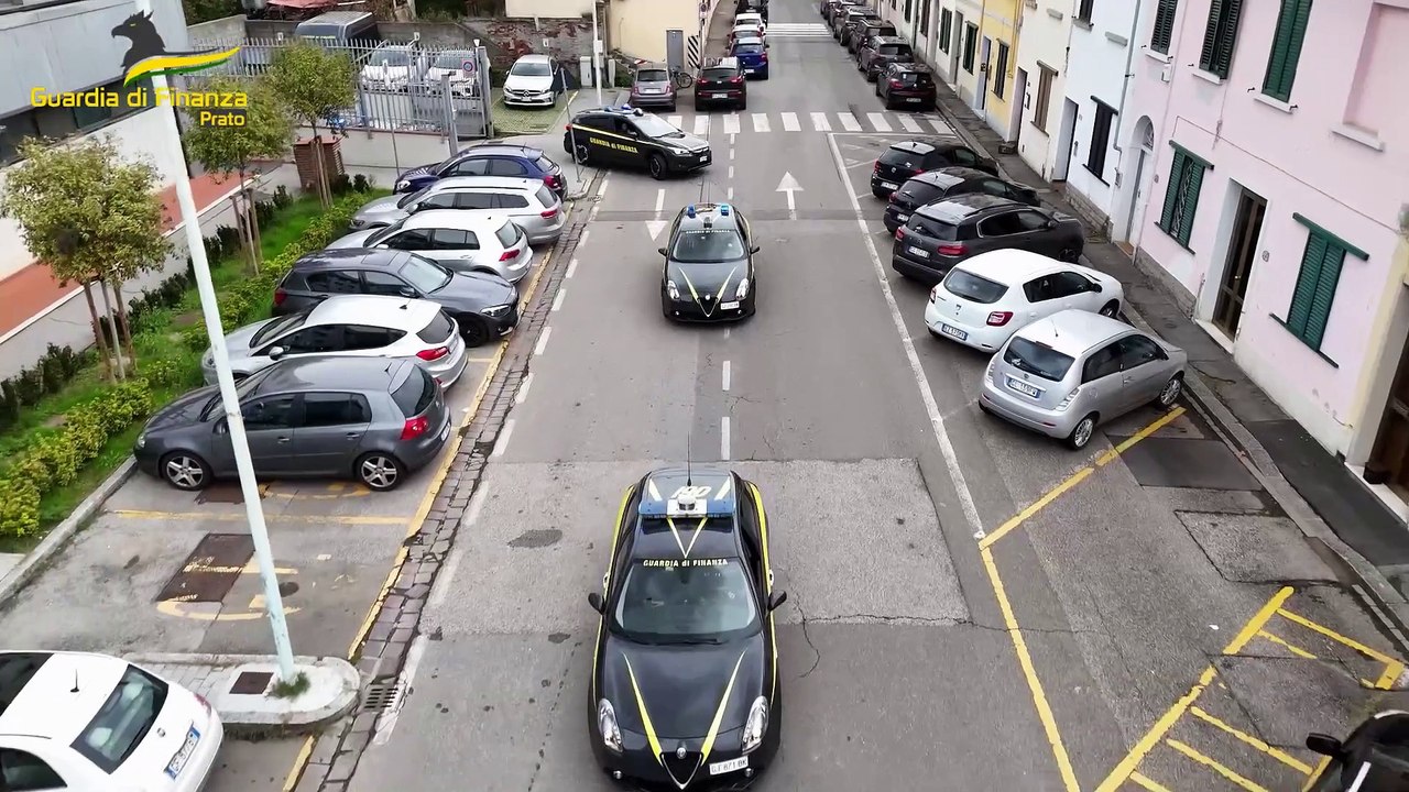 GDF PRATO - SULLE TRACCE DELLA FILIERA DEL FALSO: LA GUARDIA DI FINANZA DI PRATO SEQUESTRA CLICHE’ E STENCIL PER LA STAMPA DI MARCHI CONTRAFFATTI. IL LORO UTILIZZO AVREBBE PERMESSO UN ILLECITO PROFITTO GIORNALIERO DI CIRCA 850.000 EURO. (16.04.25)