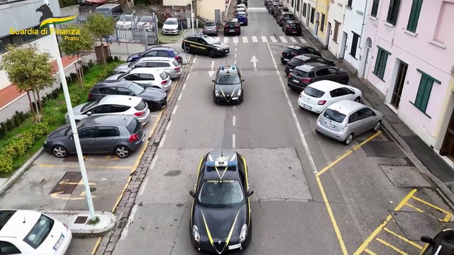 GDF PRATO - SULLE TRACCE DELLA FILIERA DEL FALSO: LA GUARDIA DI FINANZA DI PRATO SEQUESTRA CLICHE’ E STENCIL PER LA STAMPA DI MARCHI CONTRAFFATTI. IL LORO UTILIZZO AVREBBE PERMESSO UN ILLECITO PROFITTO GIORNALIERO DI CIRCA 850.000 EURO. (16.04.25)
