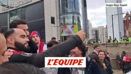 Gonalons dans la foule des supporters à Manchester - Foot - C3 - OL
