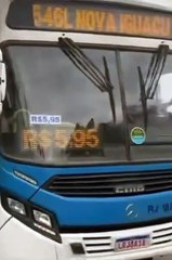 Homem invade ônibus, luta com motorista e assume direção no RJ