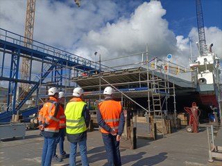 Opération de maintenance sur un bac de Loire