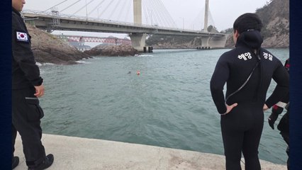 군산 장자도 선착장에서 승용차 추락...50대 숨져 / YTN