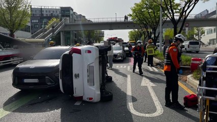 진로 변경 택시와 부딪친 경차 전도...1명 다쳐 / YTN
