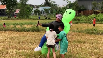 Nghệ nhân thả diều lượn 4 con với Set đồ bơm hơi hóa trang người ngoài hành tinh sáng tạo ngộ nghĩnh