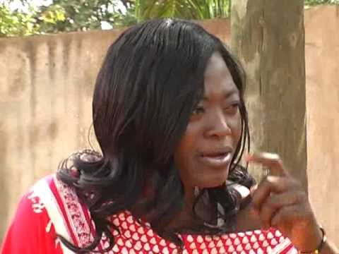 Regardez comment ce sourd muet drague la fille... A mourir de rire