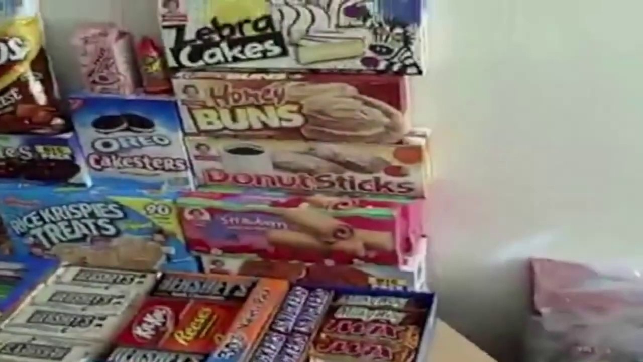 JohnDaGamer64's Munchies Review | Stuffed Pretzel Crust Pizza (Little Caesars) & Cheesy Bites Pizza w/ Ranch Flight (Pizza Hut)