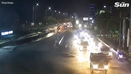 VIDEO: Por seguir indicaciones de Google Maps y su auto cayó desde un puente