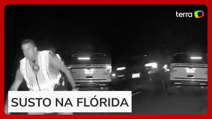 Veja o momento em que policiais escapam por pouco de atropelamento nos EUA