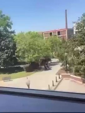 ⚠️INFO : TIR À L'UNIVERSITÉ D'ÉTAT DE FLORIDEDes coups de feu ont retenti près du bureau des étudiants, et des victimes sont visibles en train d'être transportées par les ambulanciers et la police.Victimes actuellement transportées.