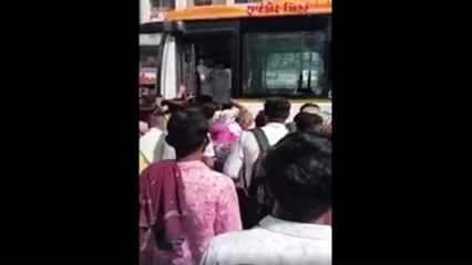 VIDEO: Autobús fuera de control atropelló y mató a cuatro personas en la India