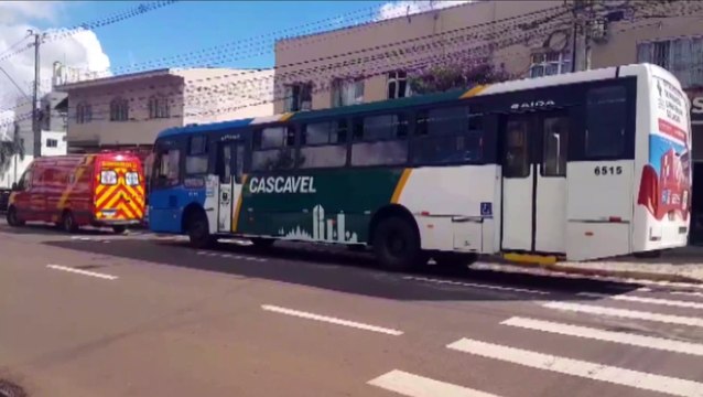 Pessoa ferida é socorrida pelo Siate dentro de ônibus do transporte coletivo de Cascavel