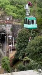 Teleférico desploma en Nápoles y pasajeros son evacuados de cabinas suspendidas