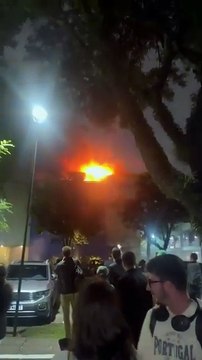 Incêndio de grandes proporções atingiu instalações da PUC em Curitiba. Segundo o Corpo de Bombeiros, universidade foi evacuada e ninguém se feriu. O fogo já foi controlado.