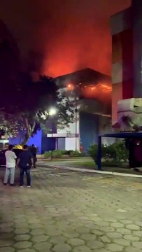 Incêndio de grandes proporções atingiu instalações da PUC em Curitiba. Segundo o Corpo de Bombeiros, universidade foi evacuada e ninguém se feriu. O fogo já foi controlado.
