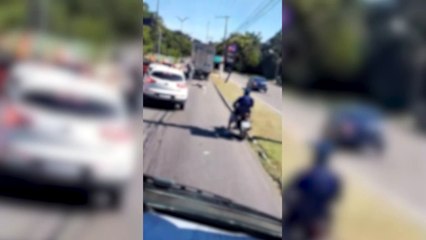 Vídeo: Motociclista tem cabeça esmagada por caminhão em Manaus