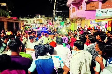 आक्रोशित ठेली वालों ने नगर पालिका के खिलाफ किया प्रदर्शन .... देखें वीडियो