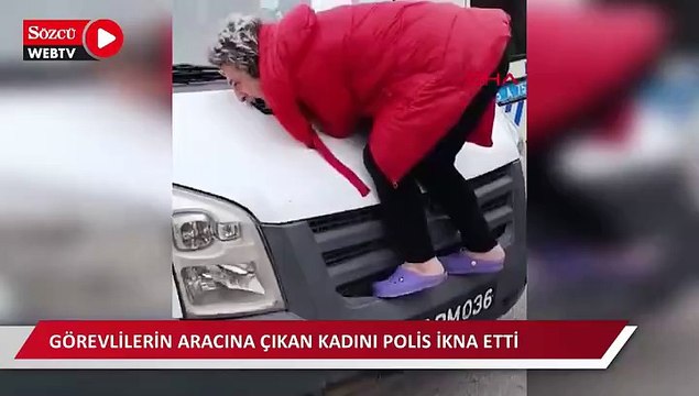 Sahipsiz hayvanları toplayan zabıta görevlilerinin aracına çıkan kadını polis ikna etti; olay anı kamerada