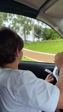 Com apenas sete anos, filho de cantor sertanejo é flagrado dirigindo carro sem cinto de segurança; confira