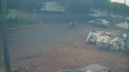 Câmera de segurança flagra batida de trânsito no Bairro Santa Felicidade