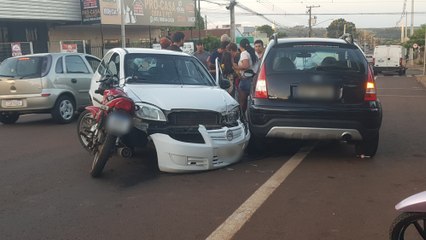 Quatro veículos se envolvem em acidente na Rua Leonardo da Vinci