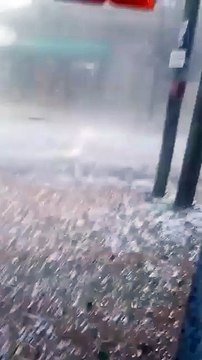 Fuerte caída de granizo y lluvia en Bernal