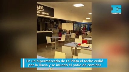 En un hipermercado de La Plata el techo cedió por la lluvia y se inundó el patio de comidas