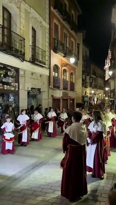 El Cristo de la Vega luce junto a la Catedral por la calle Comercio