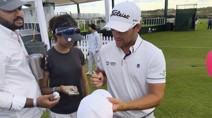 Corales Puntacana Willy Pumarol comparte con fans y familia luego de su ronda de 68 golpes en el primer día de competencia