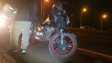 Acidente entre carro e moto é registrado no viaduto da Rua Jacarezinho