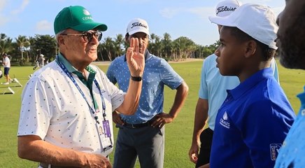 Don Frank Rainieri le da consejos de vida a Bienvenido Guerrero Jr. y le entrega una zaqueta nueva para que siga con su carrera como golfista