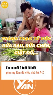 Em bé 2 tuổi phụ mẹ việc nhà