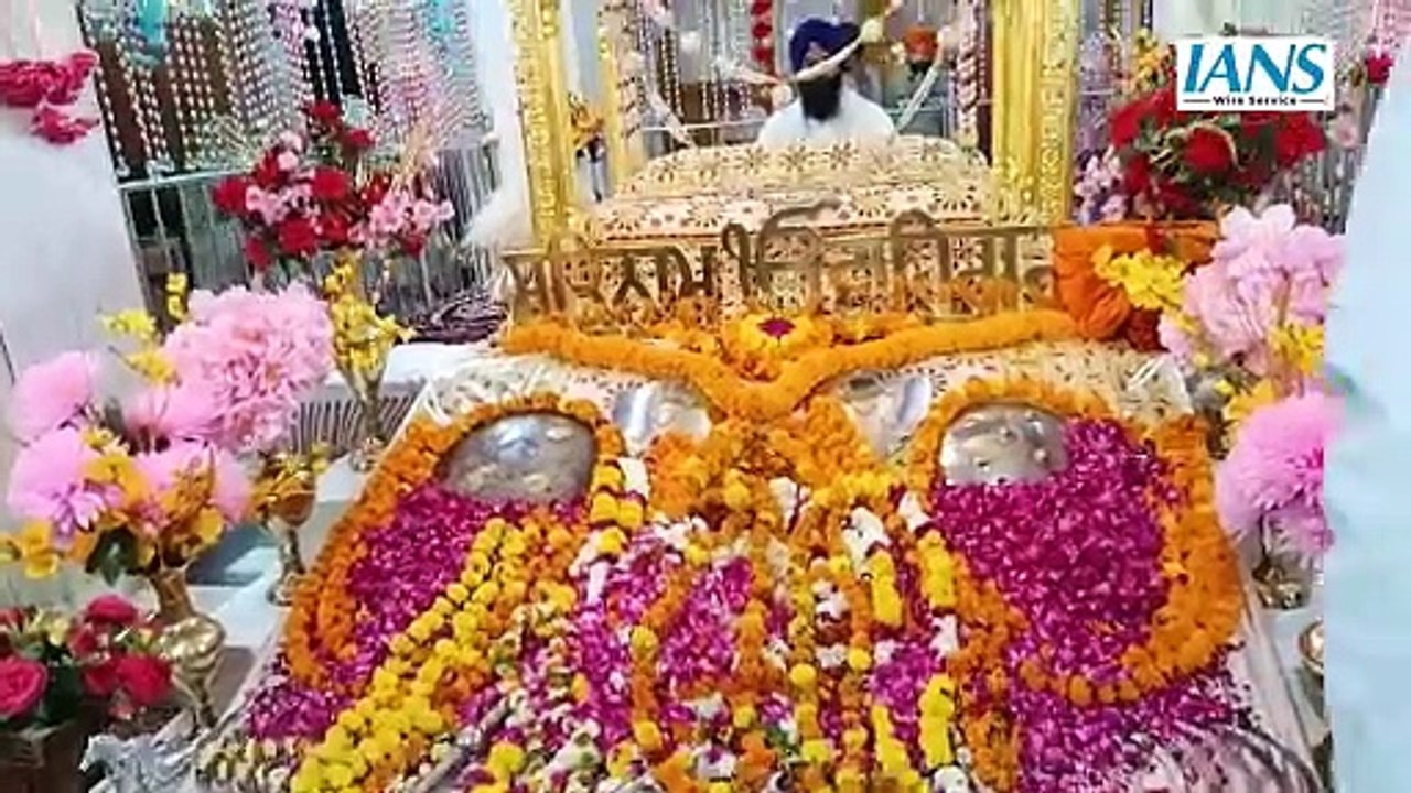 Guru Tegh Bahadur के प्रकाश पर्व पर श्रद्धालुओं ने टेका श्री हरमंदिर साहिब में मत्था